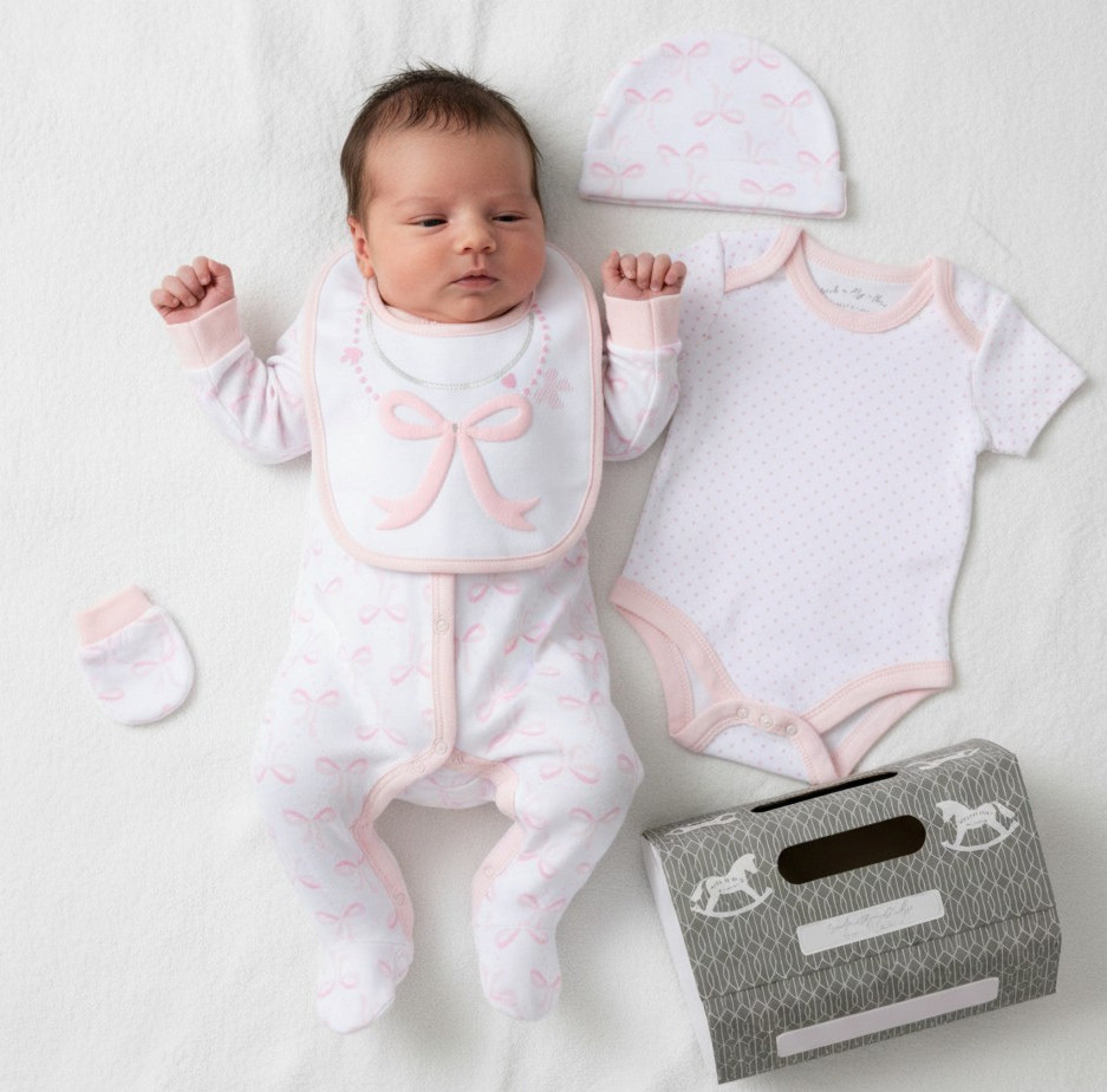 Rock a bye boutique D06874 5056623270943 RBD06874 Bow 5 Piece Layette & Complimentary Bag(NB - 6m)