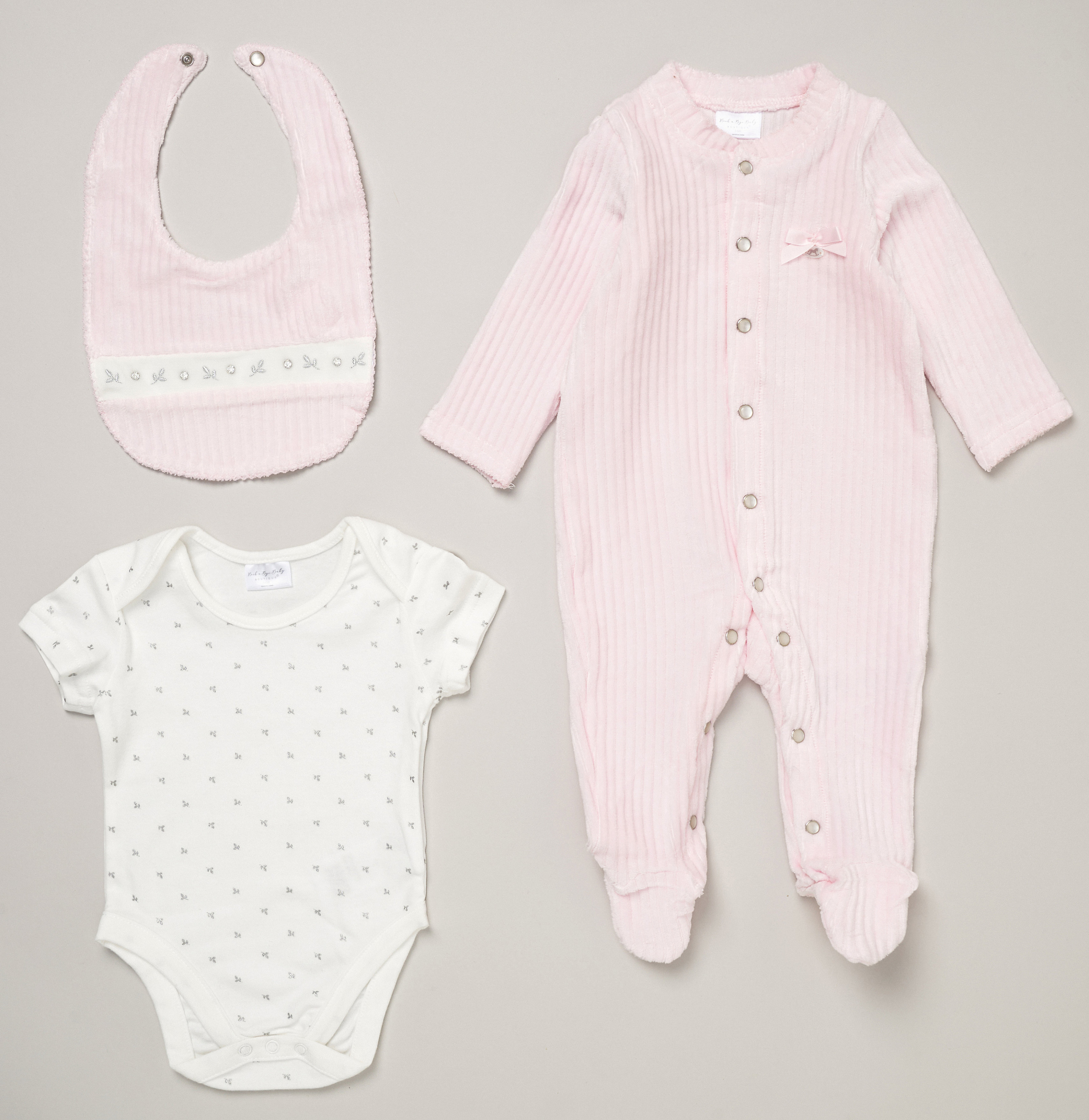 Rock a bye boutique E07779 * RBE07779 Ribbed velour nursery Layette Set (Nb-6 months)