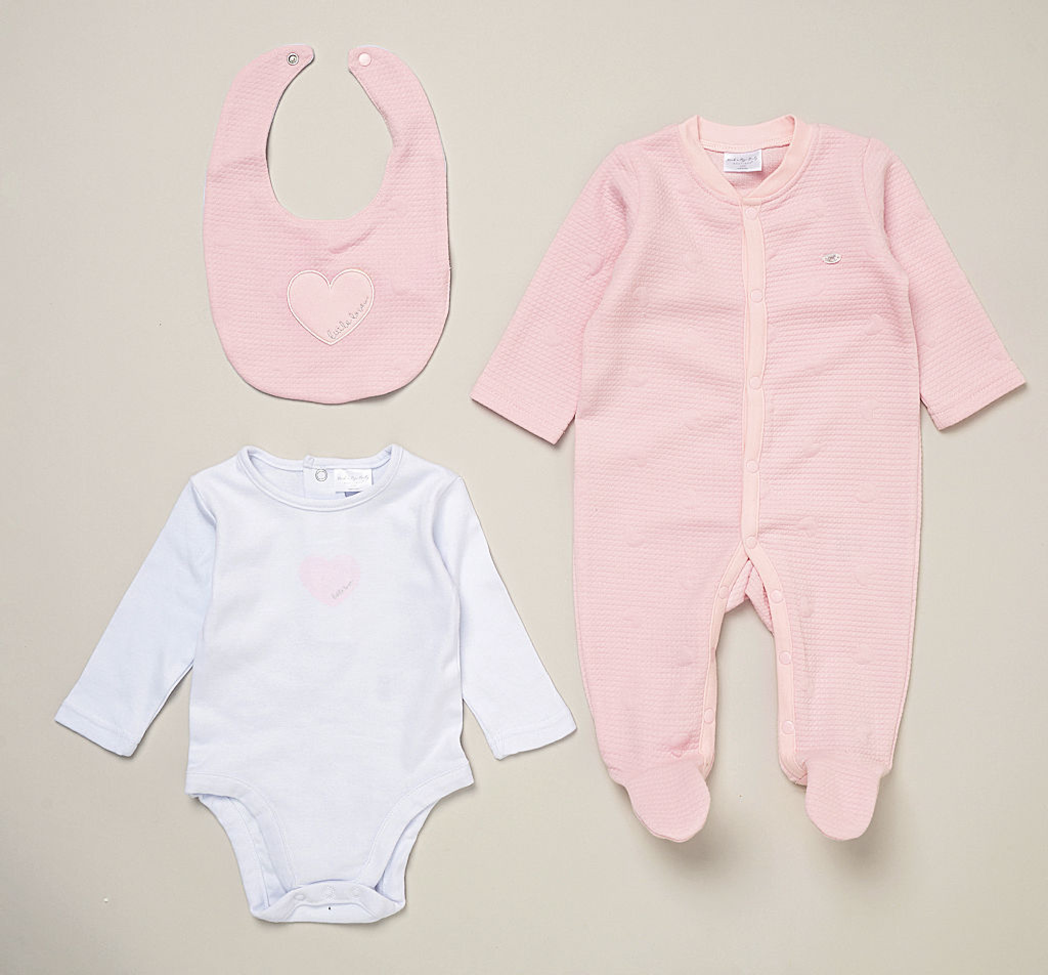 Rock a bye boutique E07817 * RBE07817 Heart textured Layette Set (Nb-6 months)