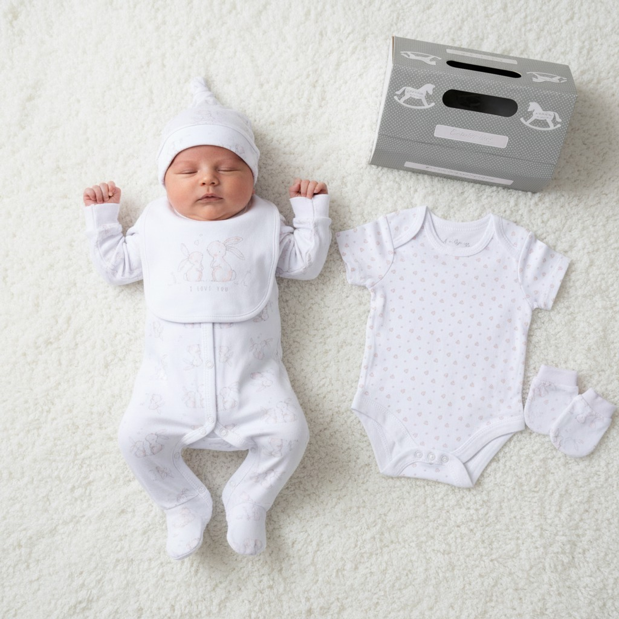 Rock a bye boutique F10709NB * RBF10709-W Love You  5 Piece Layette Set (Nb-6 months)