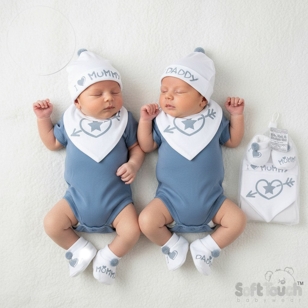 Soft Touch  5023797313226 STHBB258DB "Mummy/Daddy" Bib, Hat & Bootee Pom Pom Set (NB-3m)