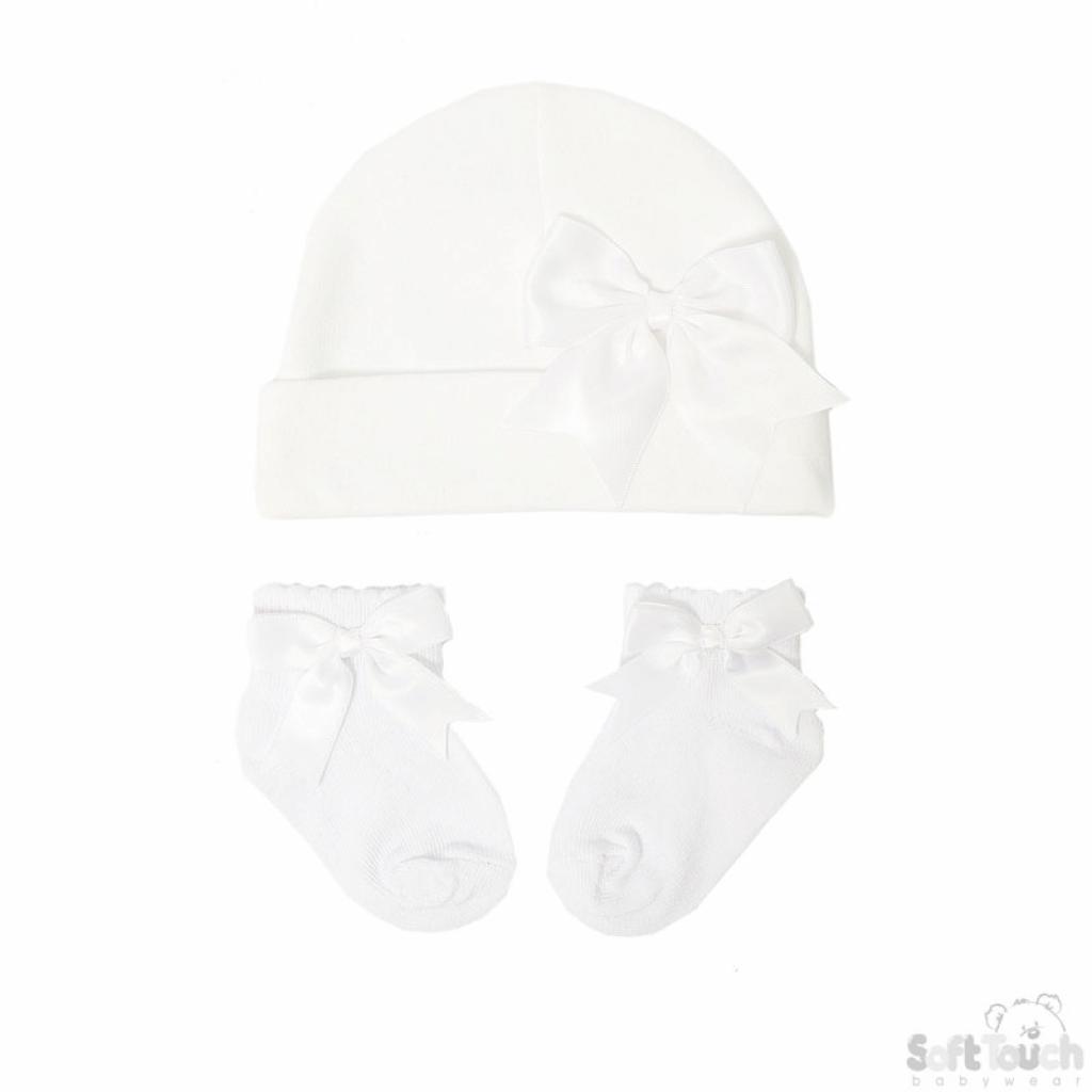Soft Touch 4HS104 5023797303524 STHS104-W White Hat and Sock Set with Bow (NB - 6months)