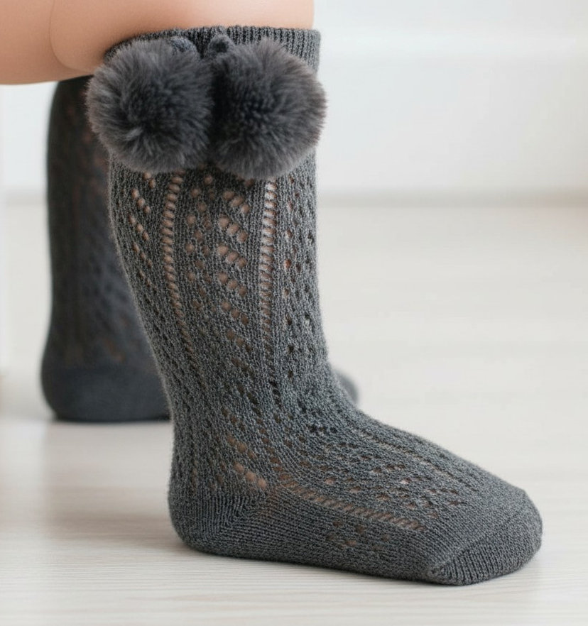 Soft Touch  5023797404139 STPS04G Pelerine Knee length sock with pom pom(0-24 months)