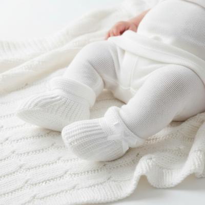 STS441-W White Bow Knit Booties (newborn +)