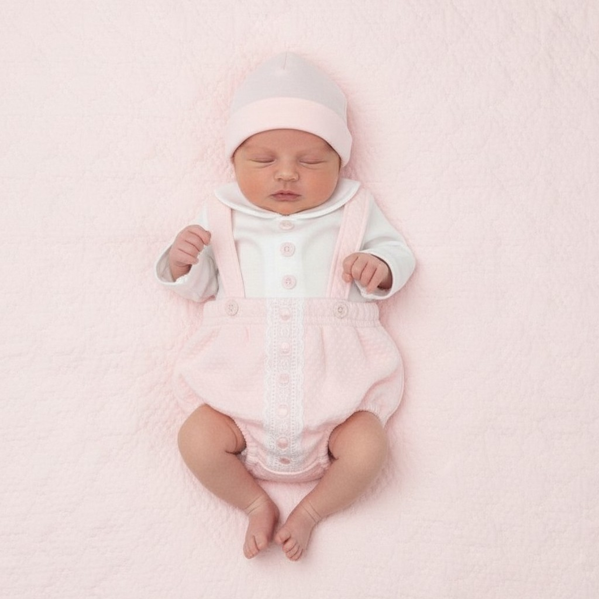 Tiny Chick PB-20-368P 3-5 lbs = 5035320453682, 5-8lbs = 5035320453689 TCLBW20-368-P Pink "Bow and Lace" Dungaree Set (3-8lbs)